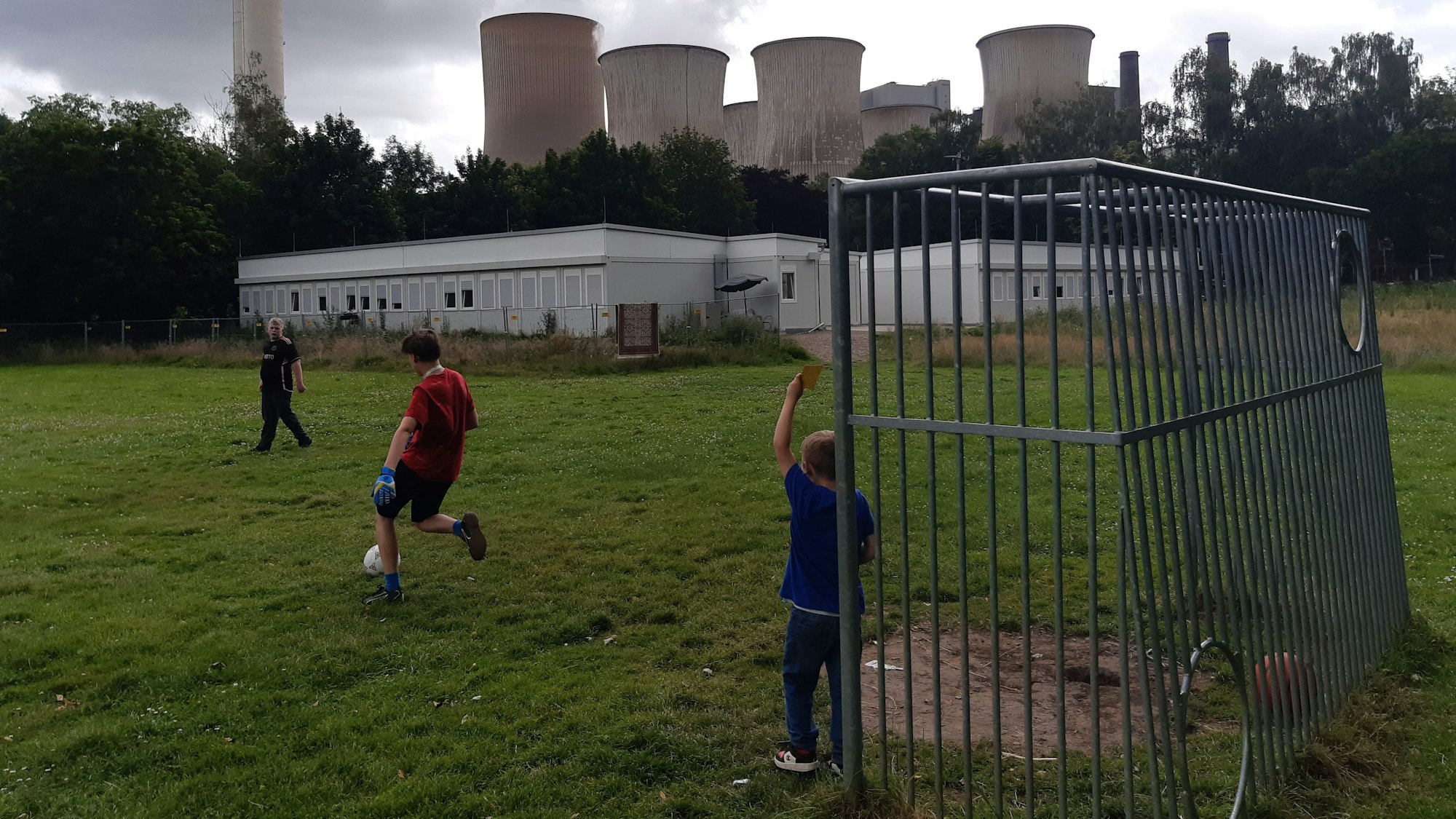 Auf dem Sportplatz in Auenheim stehen Wohncontainer. Für die Dorfjugend bleibt nur noch ein kleiner Bolzplatz zum Fußballspielen übrig.