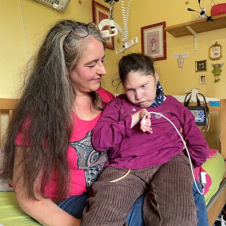 Anja Siekmann bangt um die lebensnotwendige Pflege ihrer Tochter Lena.