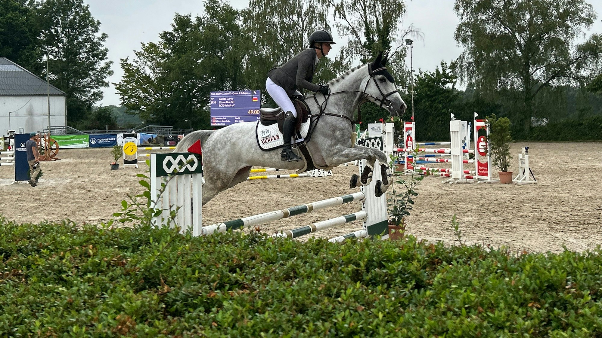 Springreiten in Leverkusen: Isabelle Gerfer auf „Zidane Blue GH“.