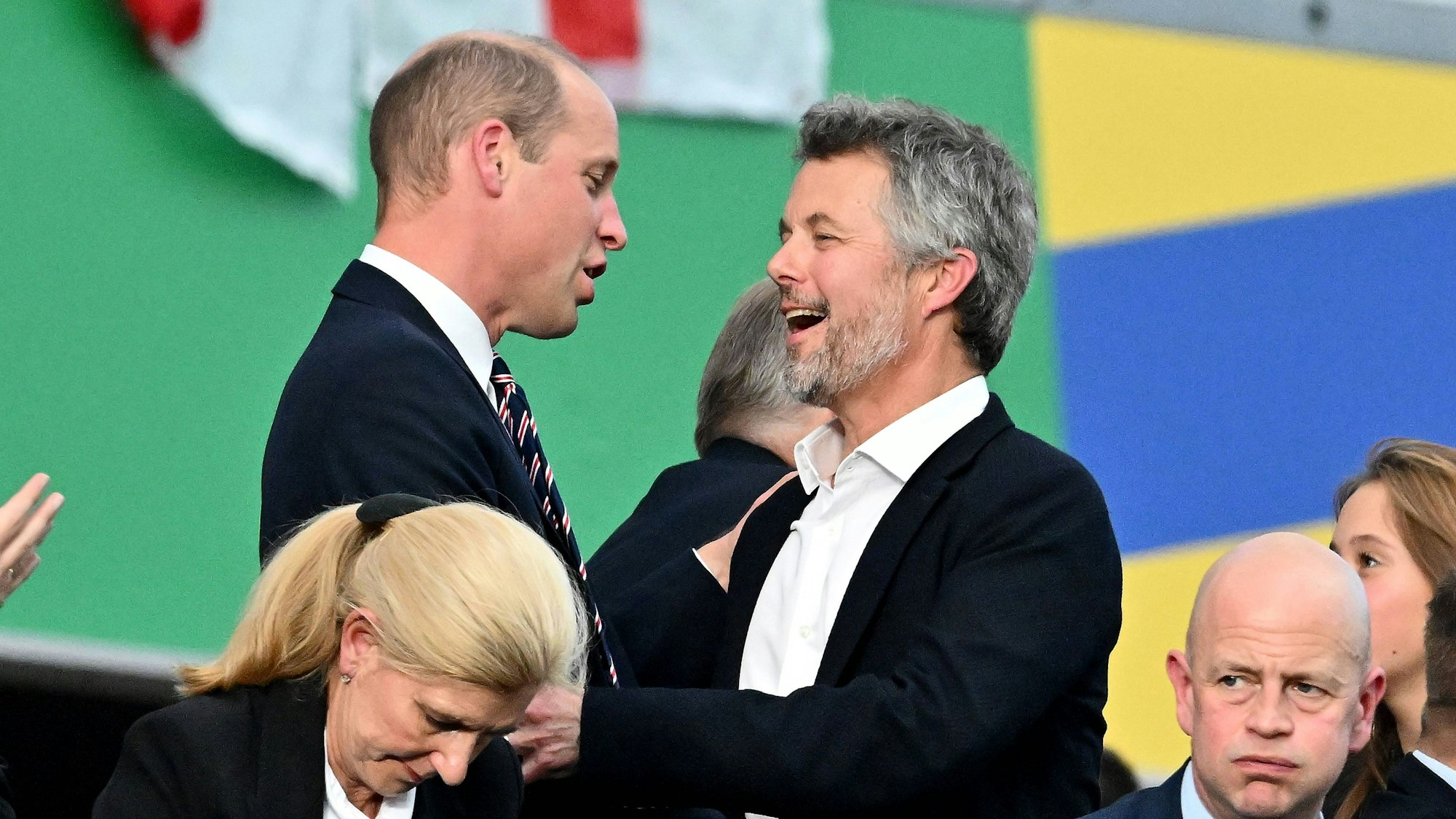 Prinz William und König Frederik reden miteinander.