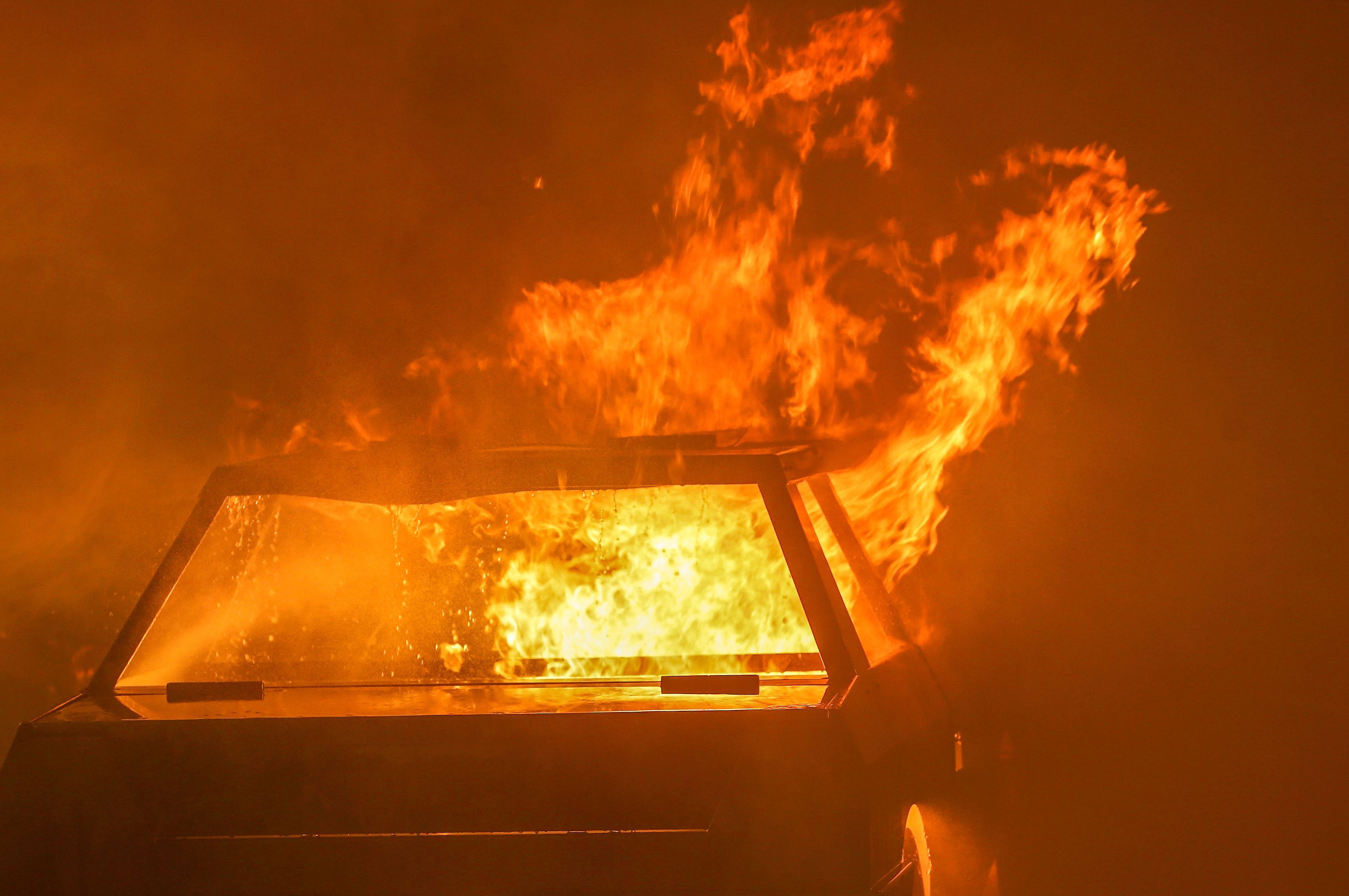 Der Junge wurde durch die Explosion in dem Auto getötet. Unser Symbolfoto zeigt ein brennendes Auto.