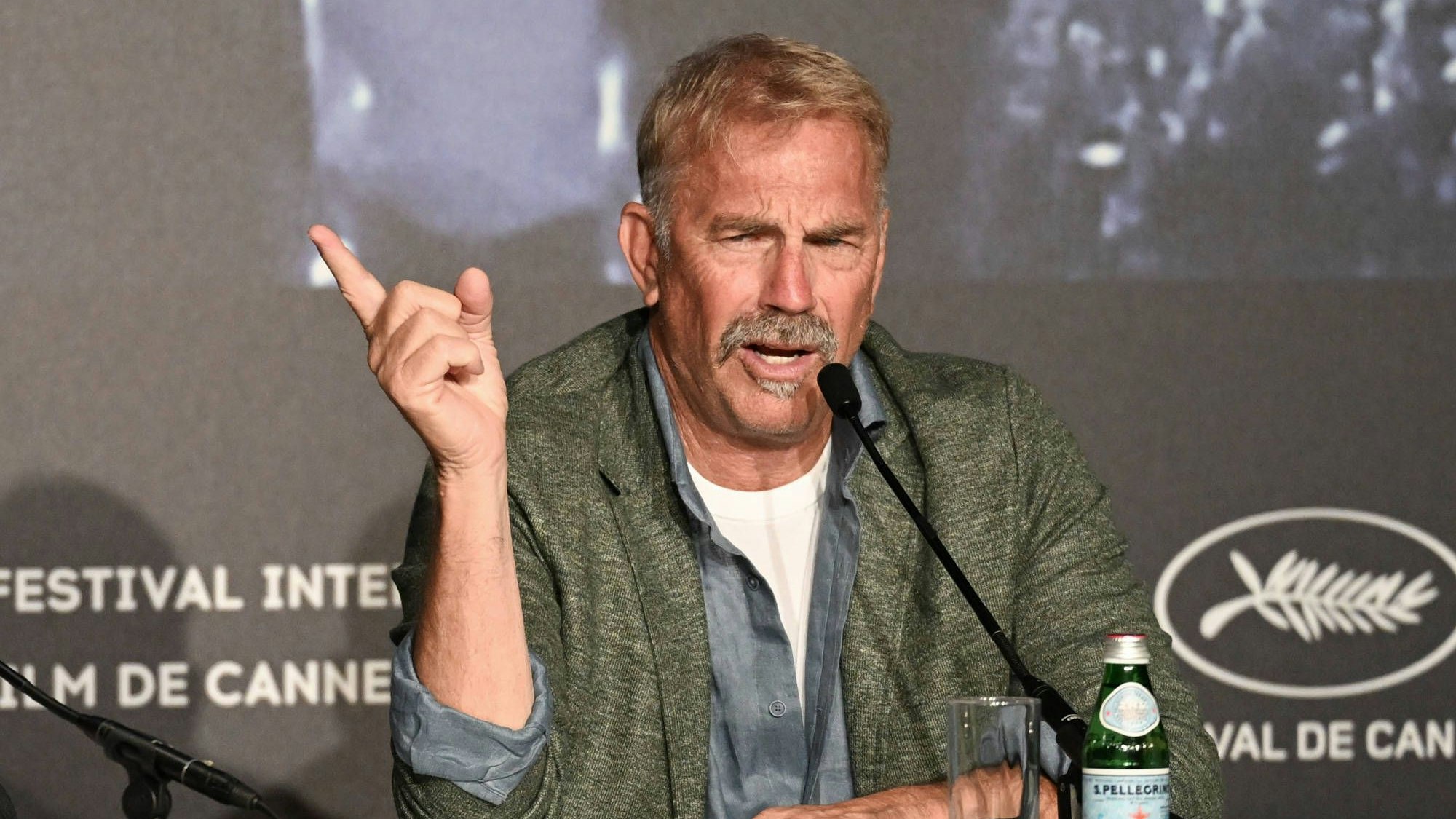 Kevin Costner spricht bei den Filmfestspielen in Cannes.