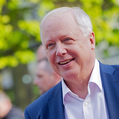 Tom Buhrow, Intendant des Westdeutschen Rundfunks, trägt ein blaues Sacko und ein weißes Hemd.