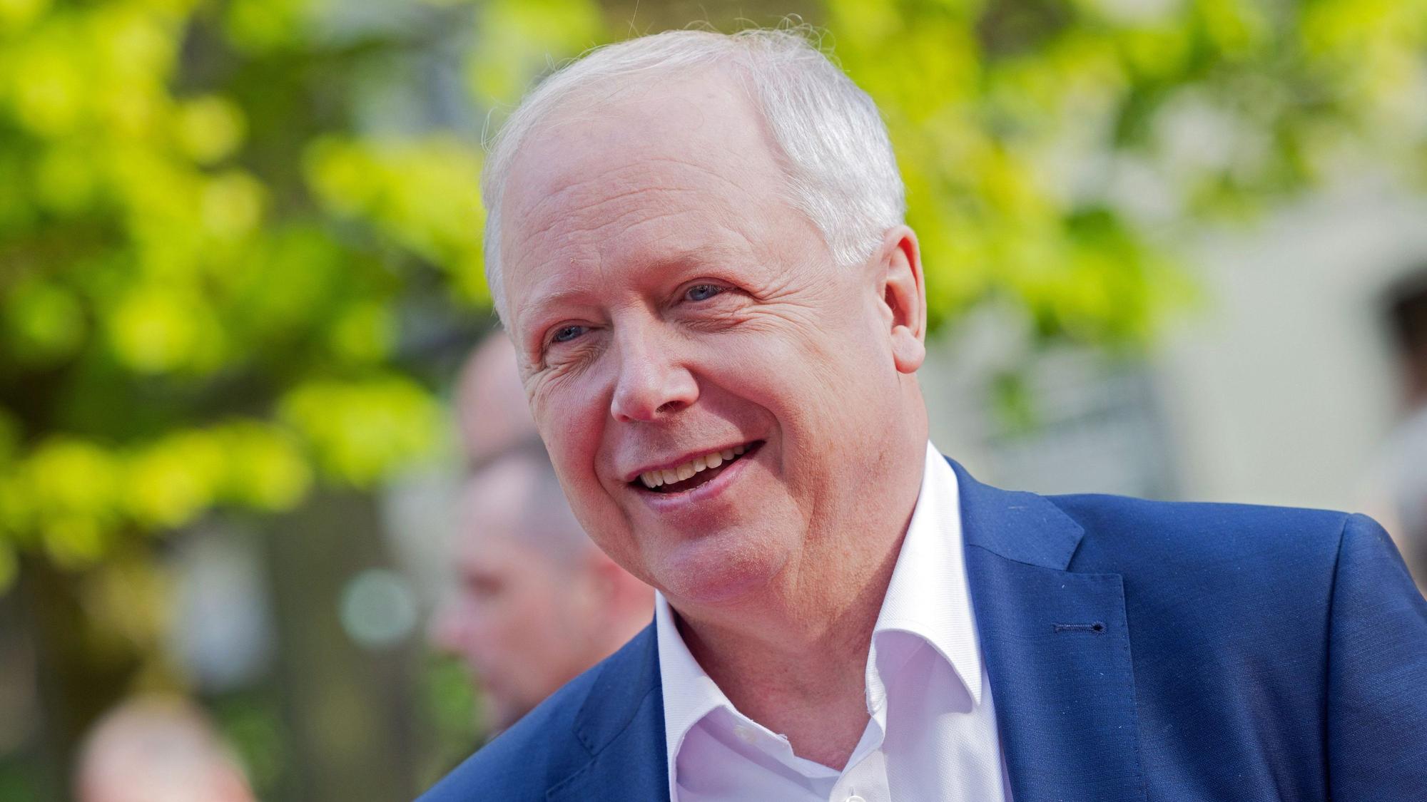 Tom Buhrow, Intendant des Westdeutschen Rundfunks, trägt ein blaues Sacko und ein weißes Hemd.