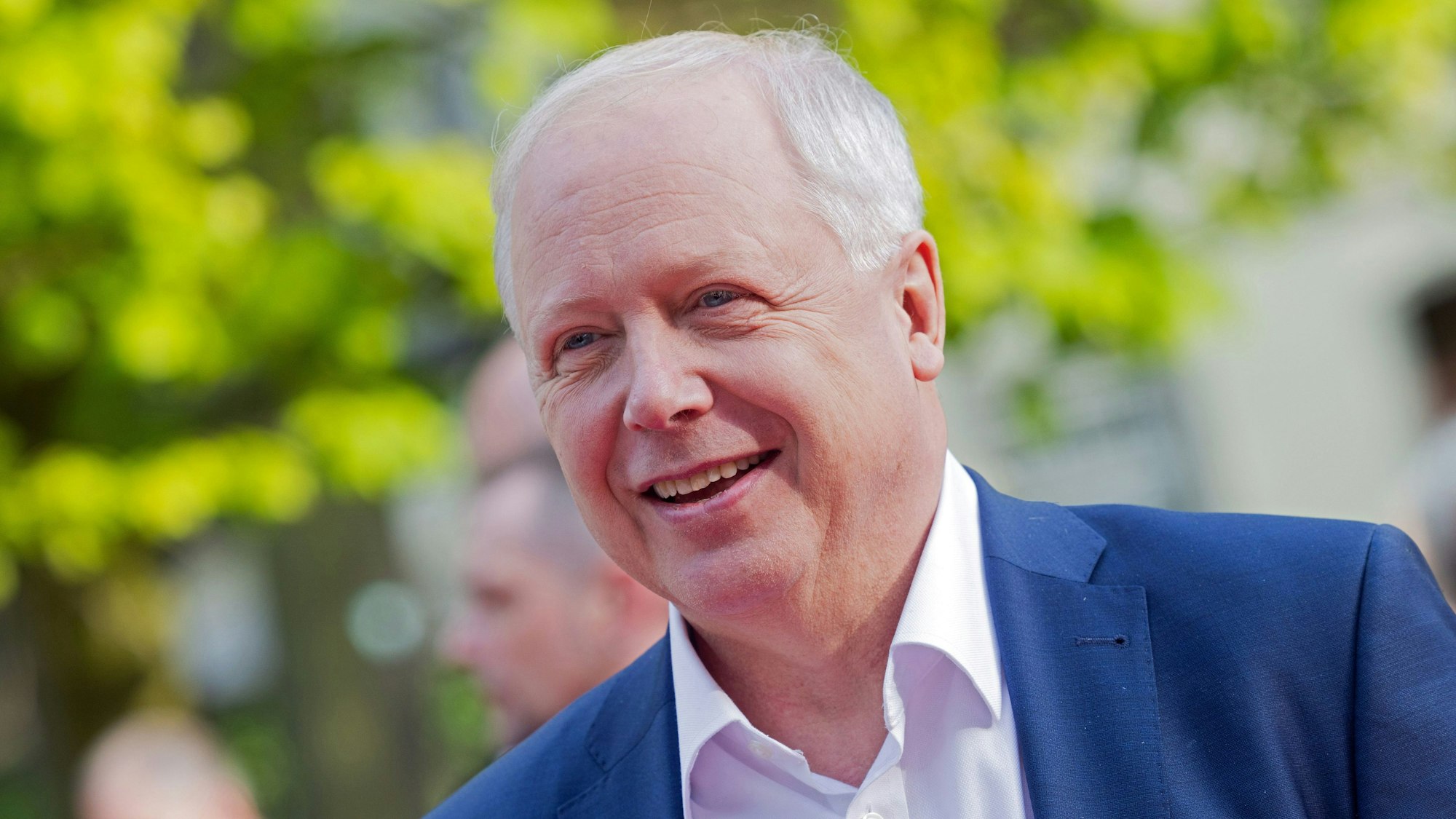 Tom Buhrow, Intendant des Westdeutschen Rundfunks, trägt ein blaues Sacko und ein weißes Hemd.