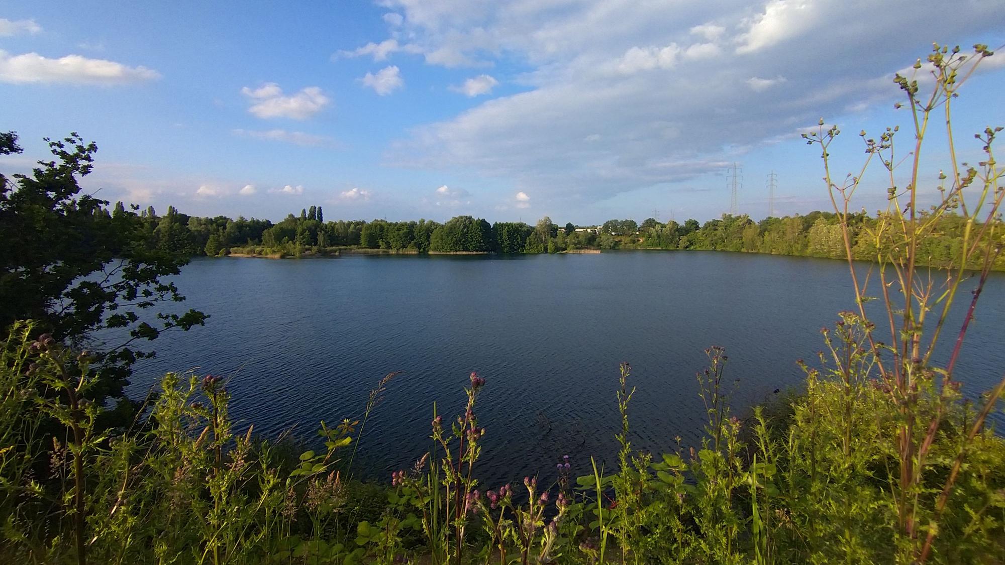 Am Escher See ist Baden erlaubt - aber nur im Beachclub am gegenüberliegenden Ufer.