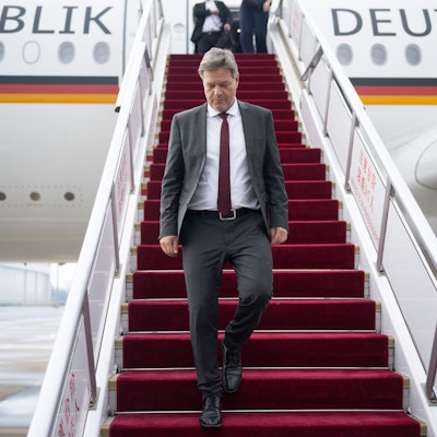 Robert Habeck (Bündnis 90/Die Grünen), Bundesminister für Wirtschaft und Klimaschutz, kommt während eines Besuchs in China am Flughafen Peking-Hauptstadt an.