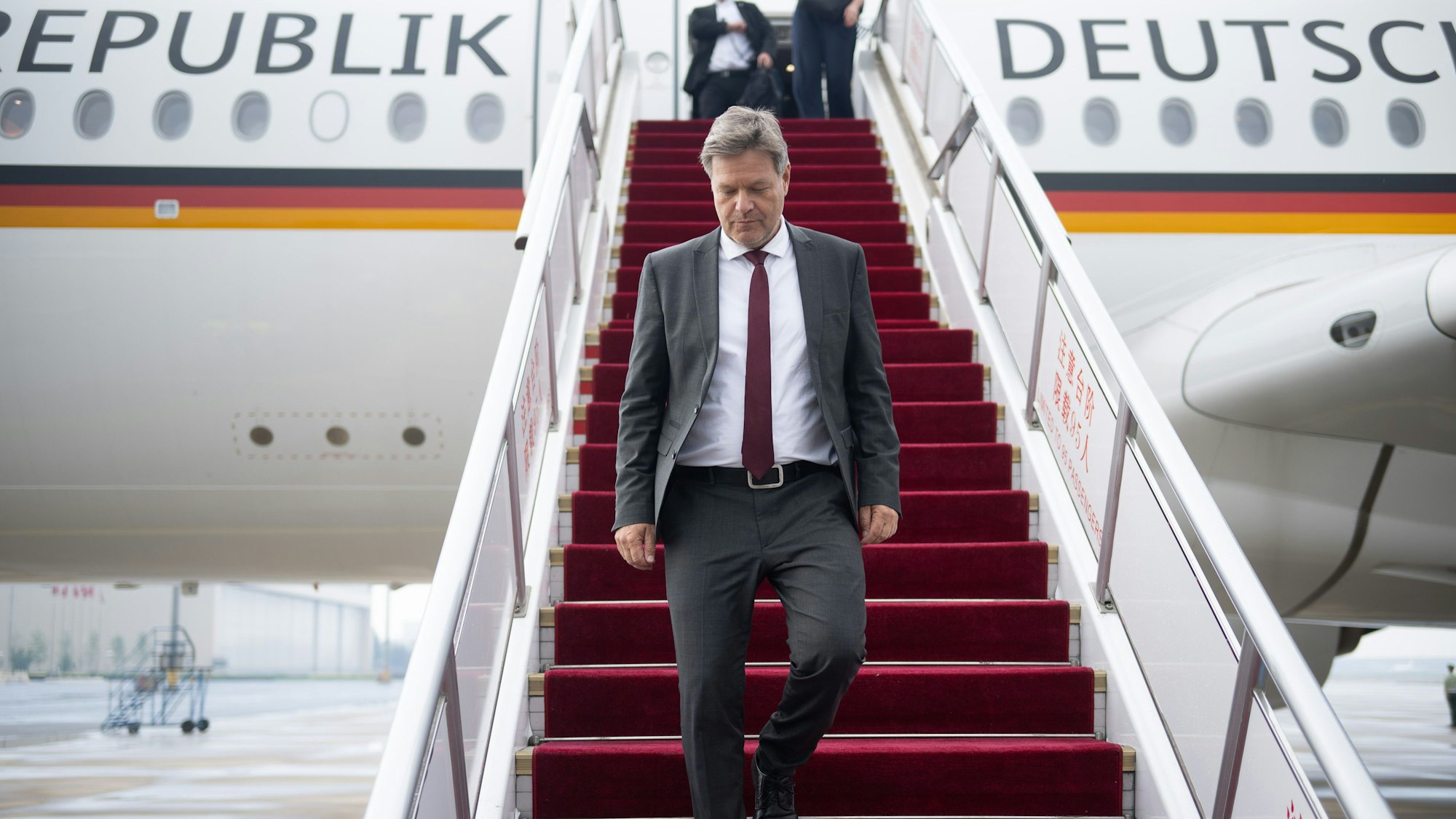 Robert Habeck (Bündnis 90/Die Grünen), Bundesminister für Wirtschaft und Klimaschutz, kommt während eines Besuchs in China am Flughafen Peking-Hauptstadt an.