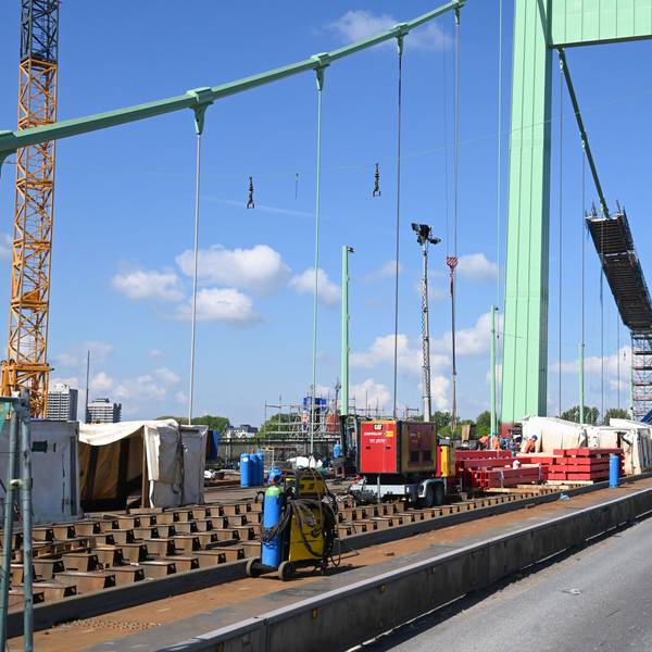 Die zum Teil gesperrte Mülheimer Brücke.