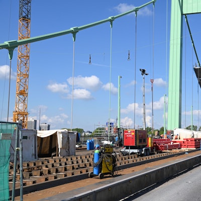 Die zum Teil gesperrte Mülheimer Brücke.