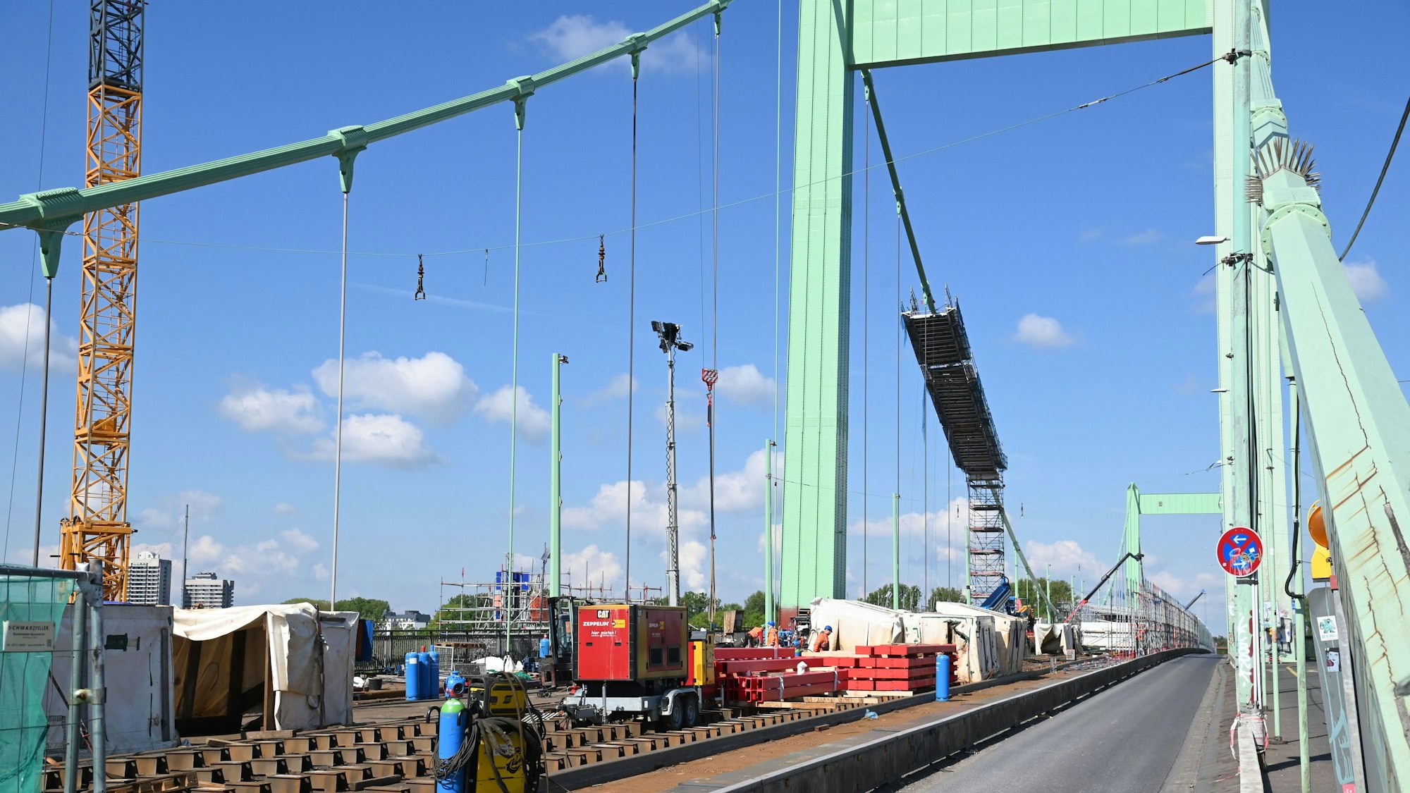 Die zum Teil gesperrte Mülheimer Brücke.