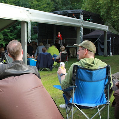 Auf dem Foto ist eine Open-Air-Veranstaltung in Freibad in Bedburg zu sehen.