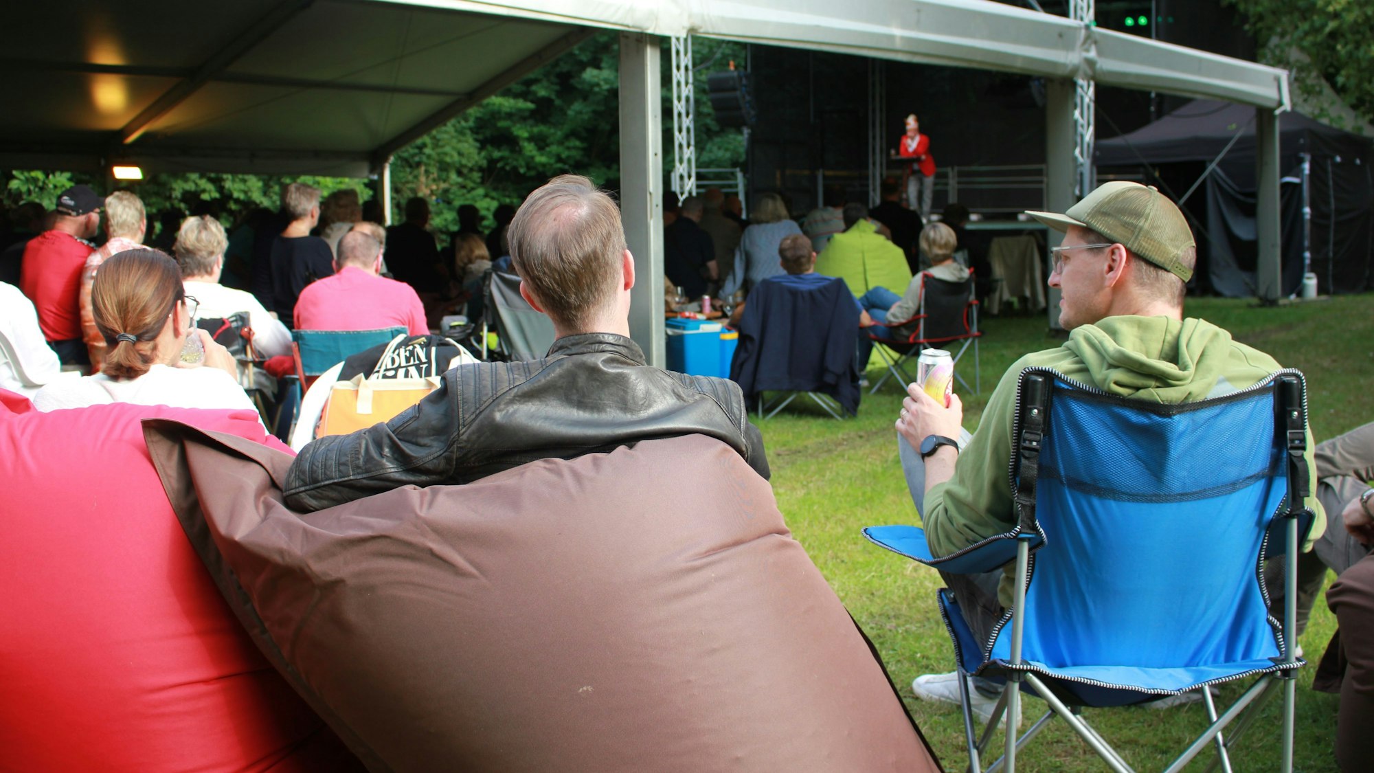 Auf dem Foto ist eine Open-Air-Veranstaltung in Freibad in Bedburg zu sehen.