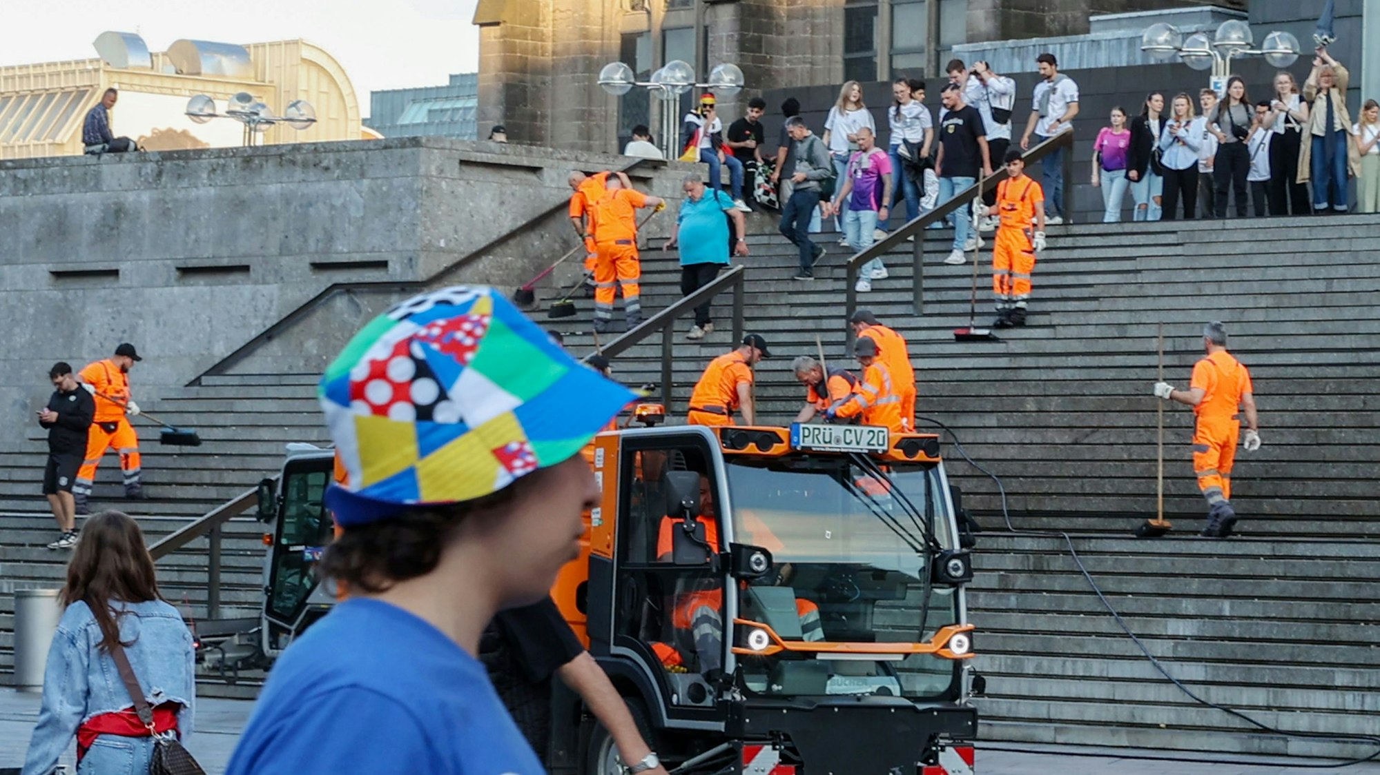 Vor dem Kölner Dom sind Mitarbeiter der AWB im Einsatz.