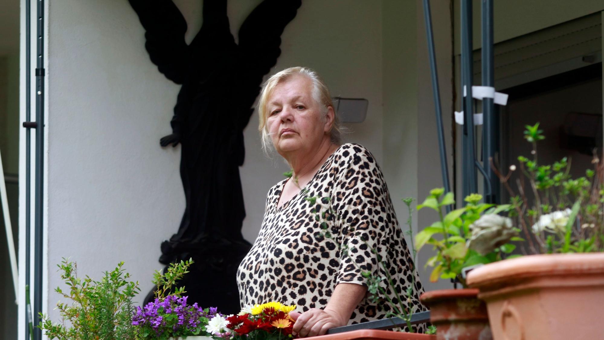 24.05.2024, Köln: Jelena Bayram auf ihrem Balkon in Porz. Als ihre Tochter Deniz an Krebs starb, traf sie im Rentenalter eine schwerwiegende Entscheidung. Sie nahm deren beiden kleinen Kinder bei sich auf und zieht sie seitdem groß. Wie es ist, mit über 65 nochmal Mutter zu werden. Foto: Arton Krasniqi