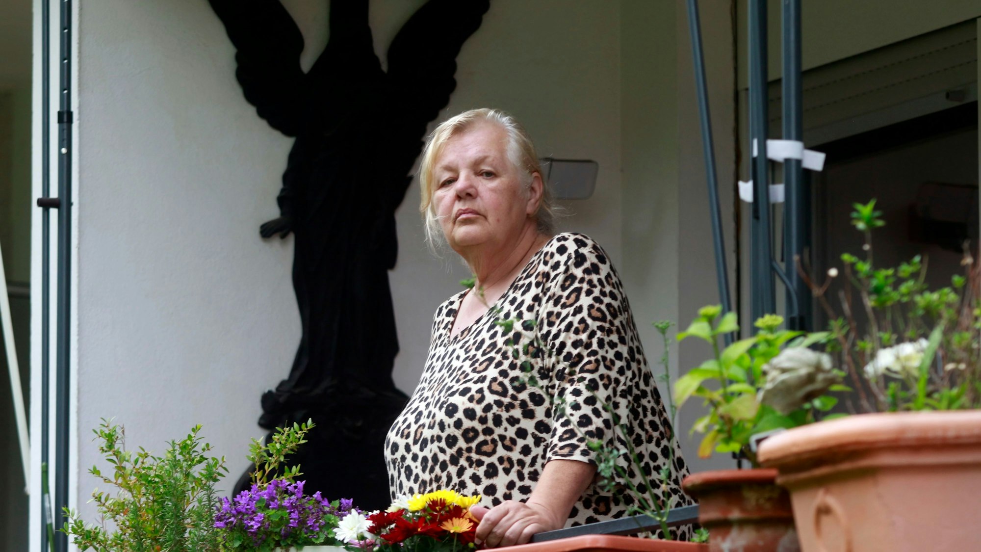 24.05.2024, Köln: Jelena Bayram auf ihrem Balkon in Porz. Als ihre Tochter Deniz an Krebs starb, traf sie im Rentenalter eine schwerwiegende Entscheidung. Sie nahm deren beiden kleinen Kinder bei sich auf und zieht sie seitdem groß. Wie es ist, mit über 65 nochmal Mutter zu werden. Foto: Arton Krasniqi