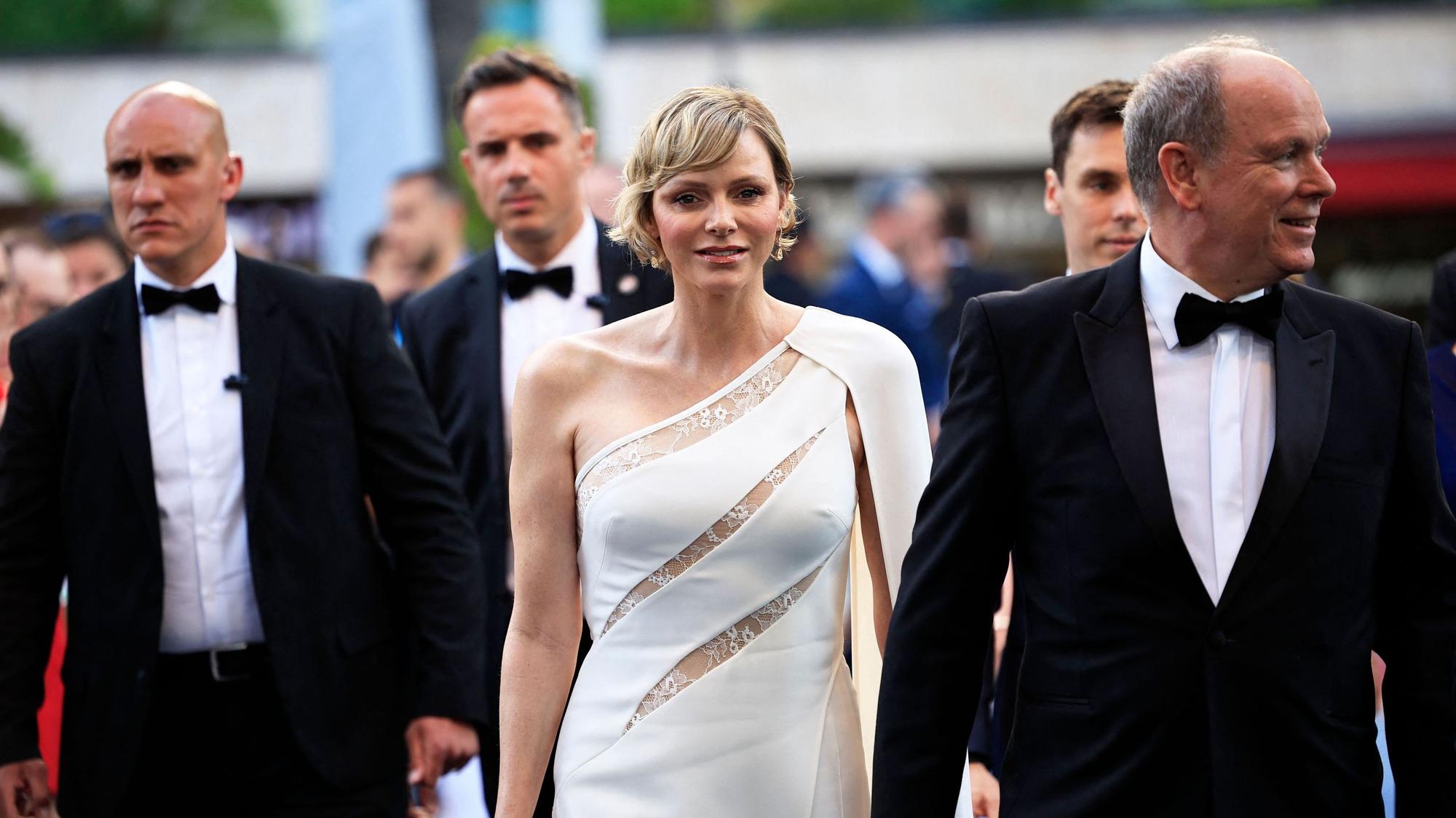 Fürst Albert II. und Fürstin Charlène von Monaco kommen am 18. Juni 2024 zur Abschlusszeremonie des 63. Monte-Carlo-Fernsehfestivals.