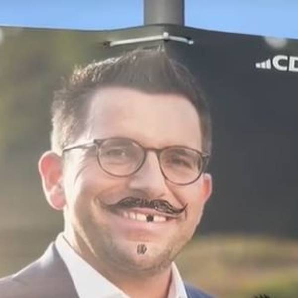 Marc Speicher, CDU-Kandidat für das Amt des Oberbürgermeisters in Saarlouis, ist auf einem Wahlplakat zu sehen.