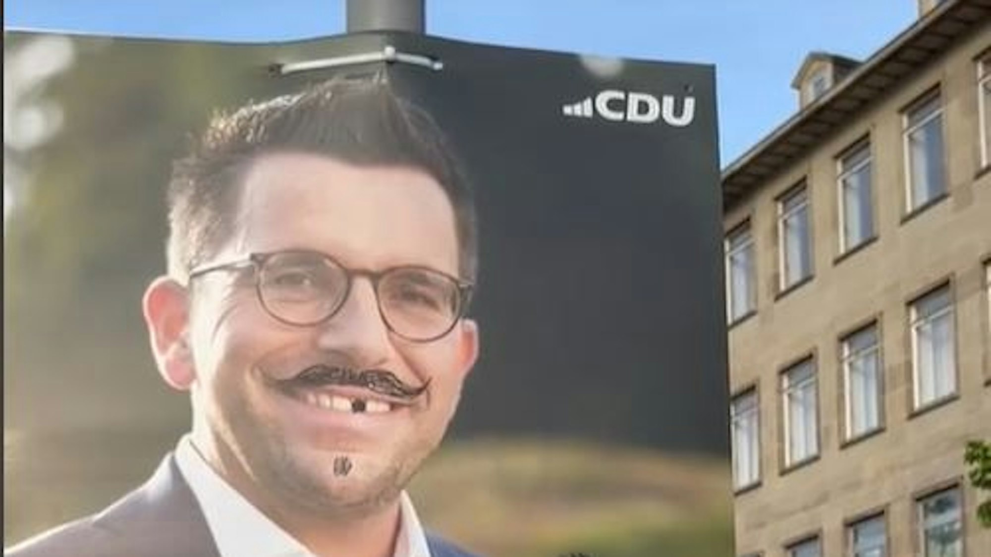 Marc Speicher, CDU-Kandidat für das Amt des Oberbürgermeisters in Saarlouis, ist auf einem Wahlplakat zu sehen.
