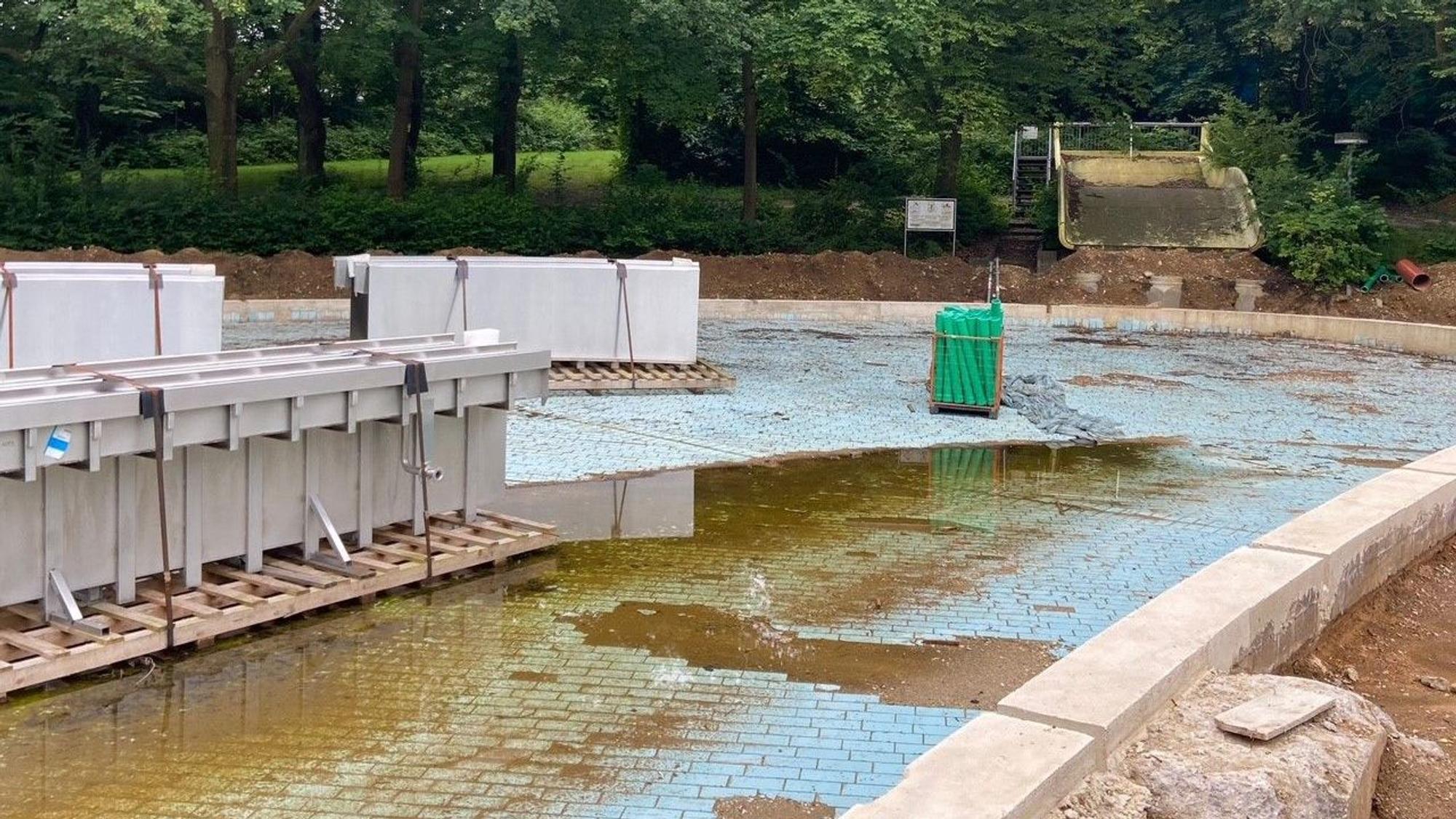 Auf dem Bild ist die Sanierung des Nichtschwimmerbeckens zu sehen.