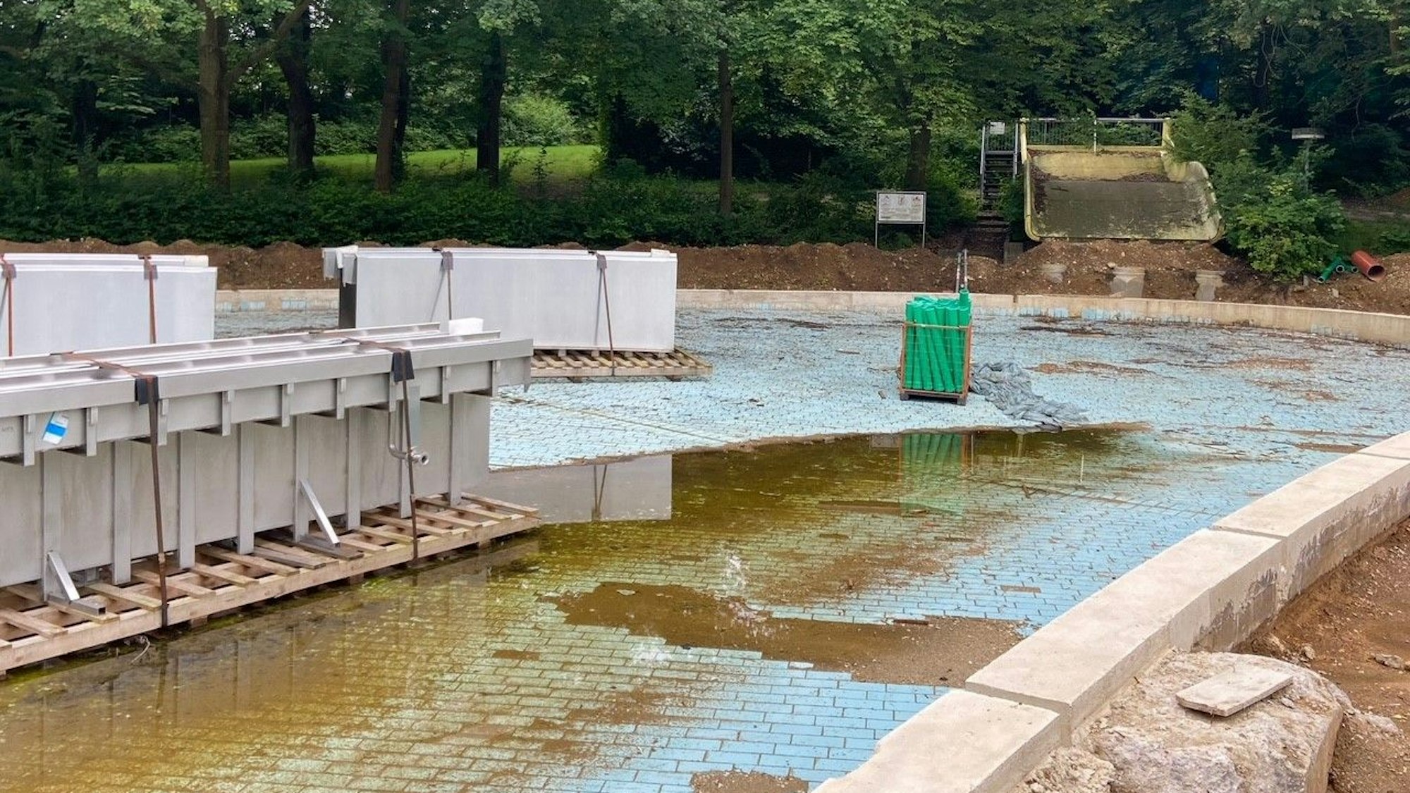 Auf dem Bild ist die Sanierung des Nichtschwimmerbeckens zu sehen.