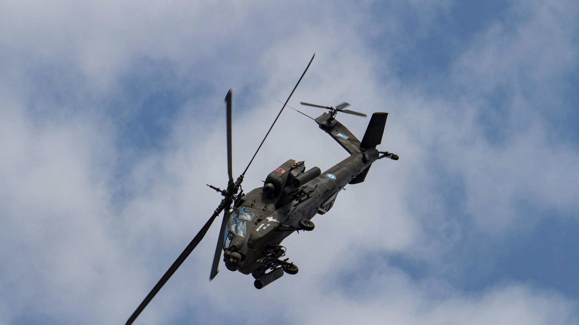 Ein Kampfhubschrauber vom Typ Boeing AH-64A Apache (Symbolfoto).