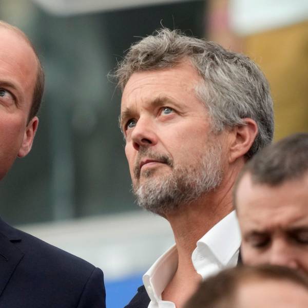 Prinz William und König Frederik während des Vorrundenspiels England gegen Dänemark.