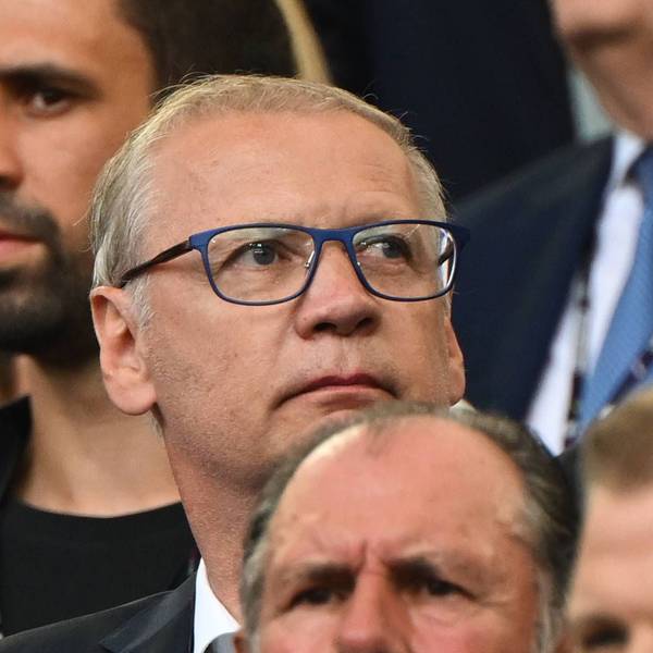 Günther Jauch sitzt im Stadion und schaut der DFB-Elf zu.