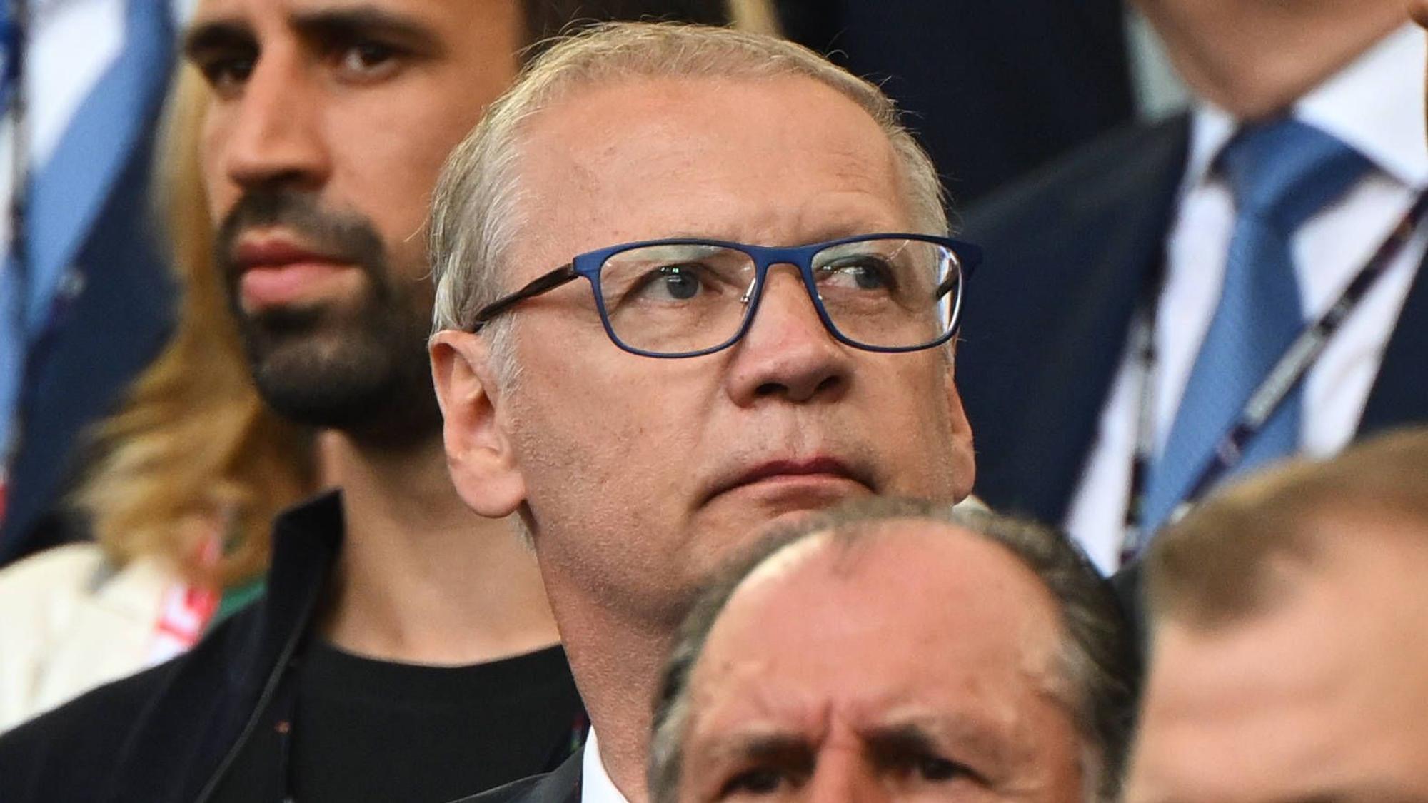 Günther Jauch sitzt im Stadion und schaut der DFB-Elf zu.