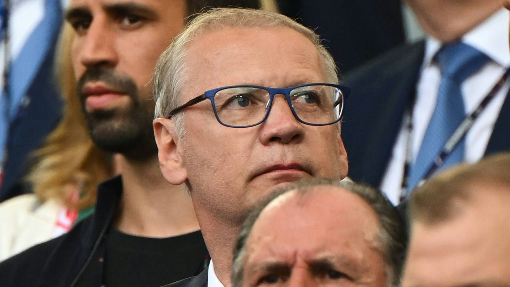 Günther Jauch sitzt im Stadion und schaut der DFB-Elf zu.