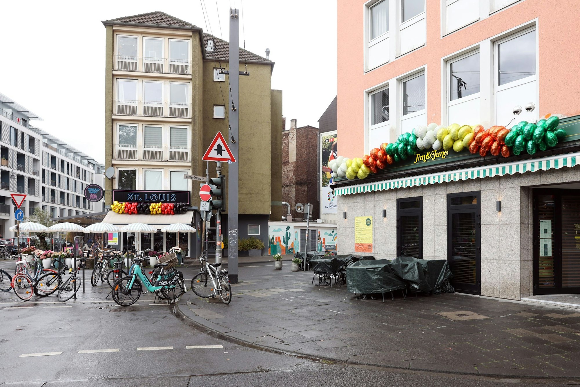 Eine Straßenkreuzung mit zwei Cafés