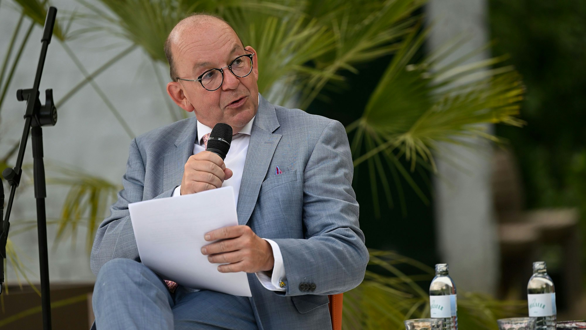 Denis Scheck hält ein Mikro und Zettel in der Hand.