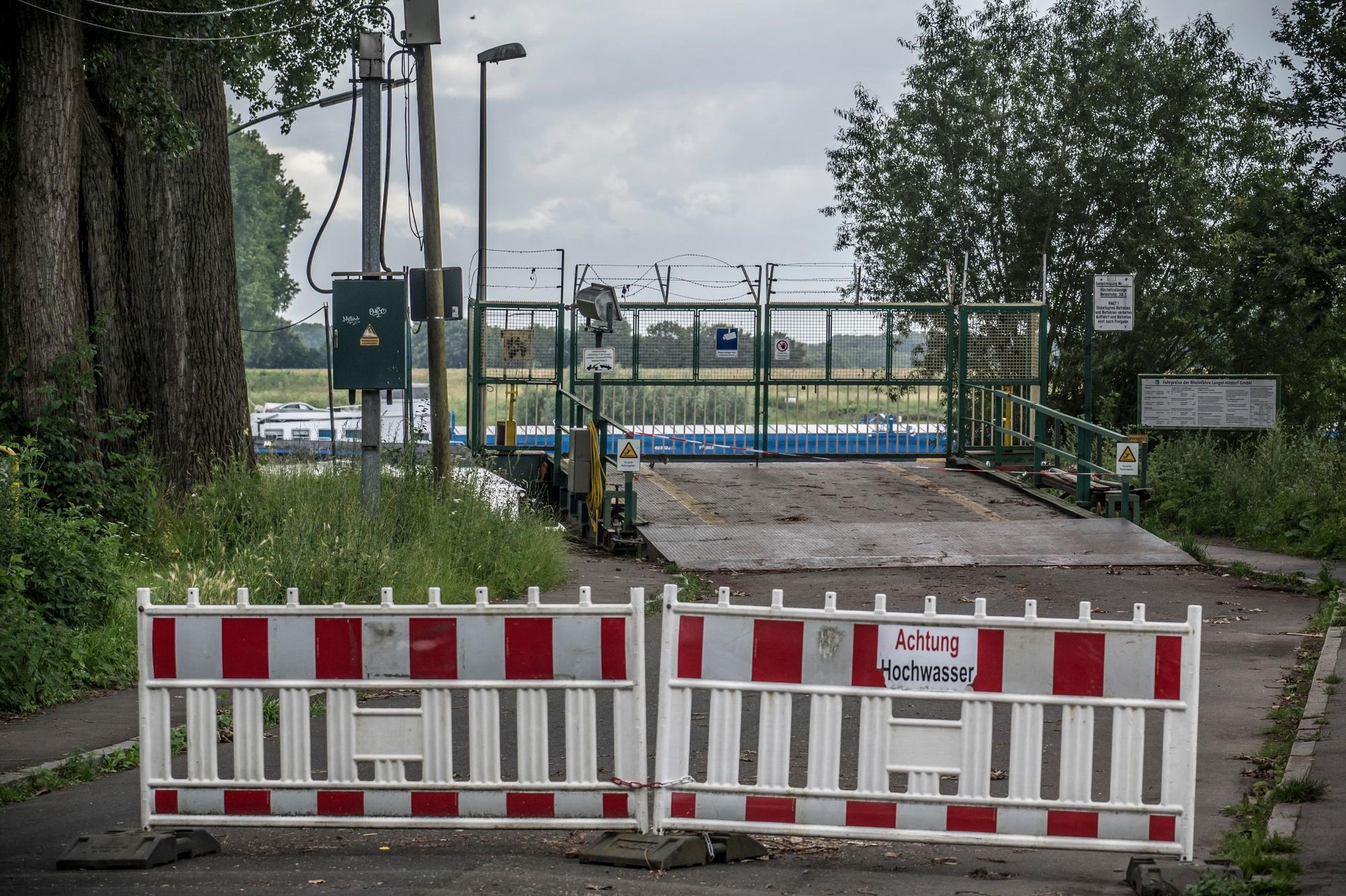 Absperrbaken vor dem Fähranleger in Hitdorf