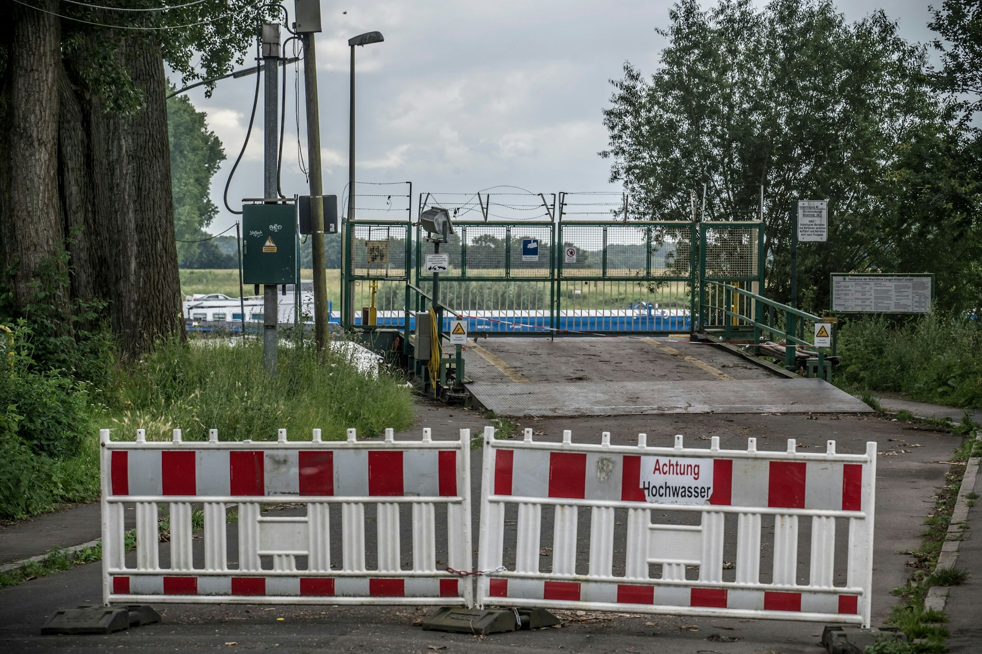 Absperrbaken vor dem Fähranleger in Hitdorf