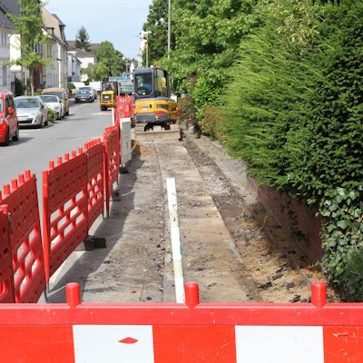Eine mit Warnbaken abgesperrte Baustelle für den Glasfaserausbau in Siegburg.