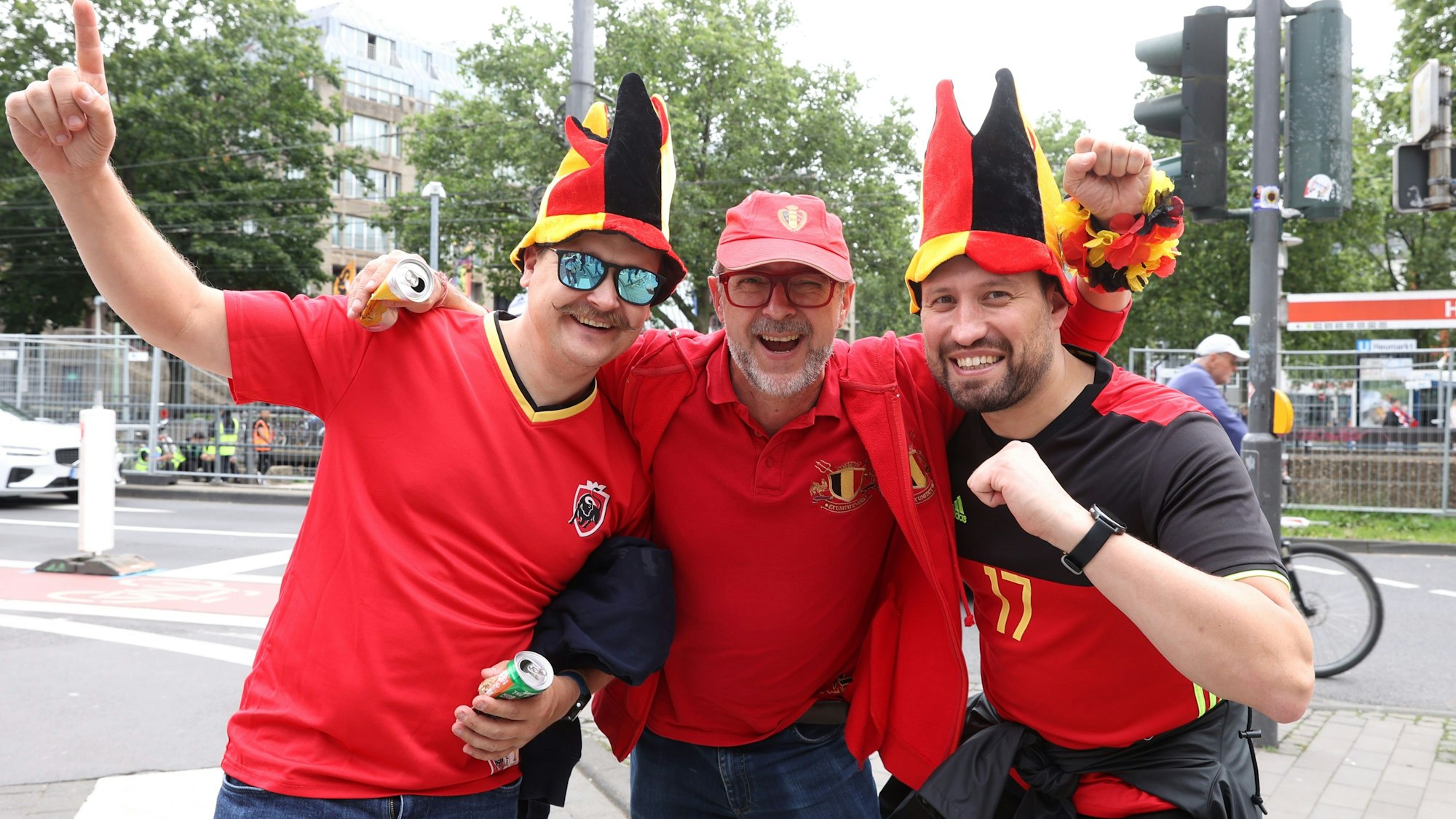 Drei belgische Fans freuen sich auf das EM-Spiel gegen Rumänien in Köln.