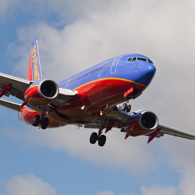 Eine Boeing 737 der US-Fluggesellschaft Southwest Airlines im Landeanflug auf einen Flughafen. Die Maschine ist markant in blau, rot und gelb lackiert. (Symbolbild).