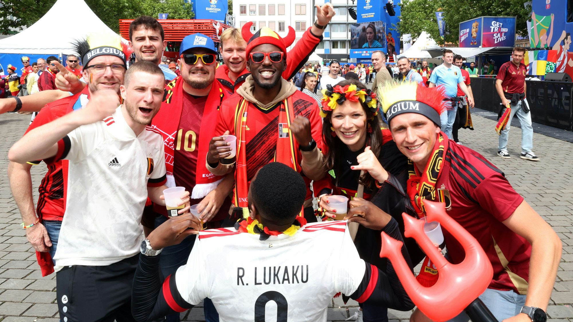 Fans aus Belgien, die bereits am Mittag in der Innenstadt unterwegs sind.