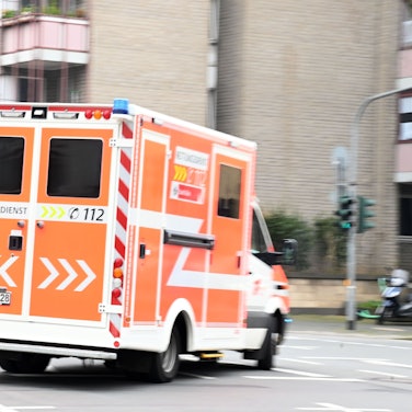 Ein Rettungswagen der Feuerwehr rast durch die Innenstadt.