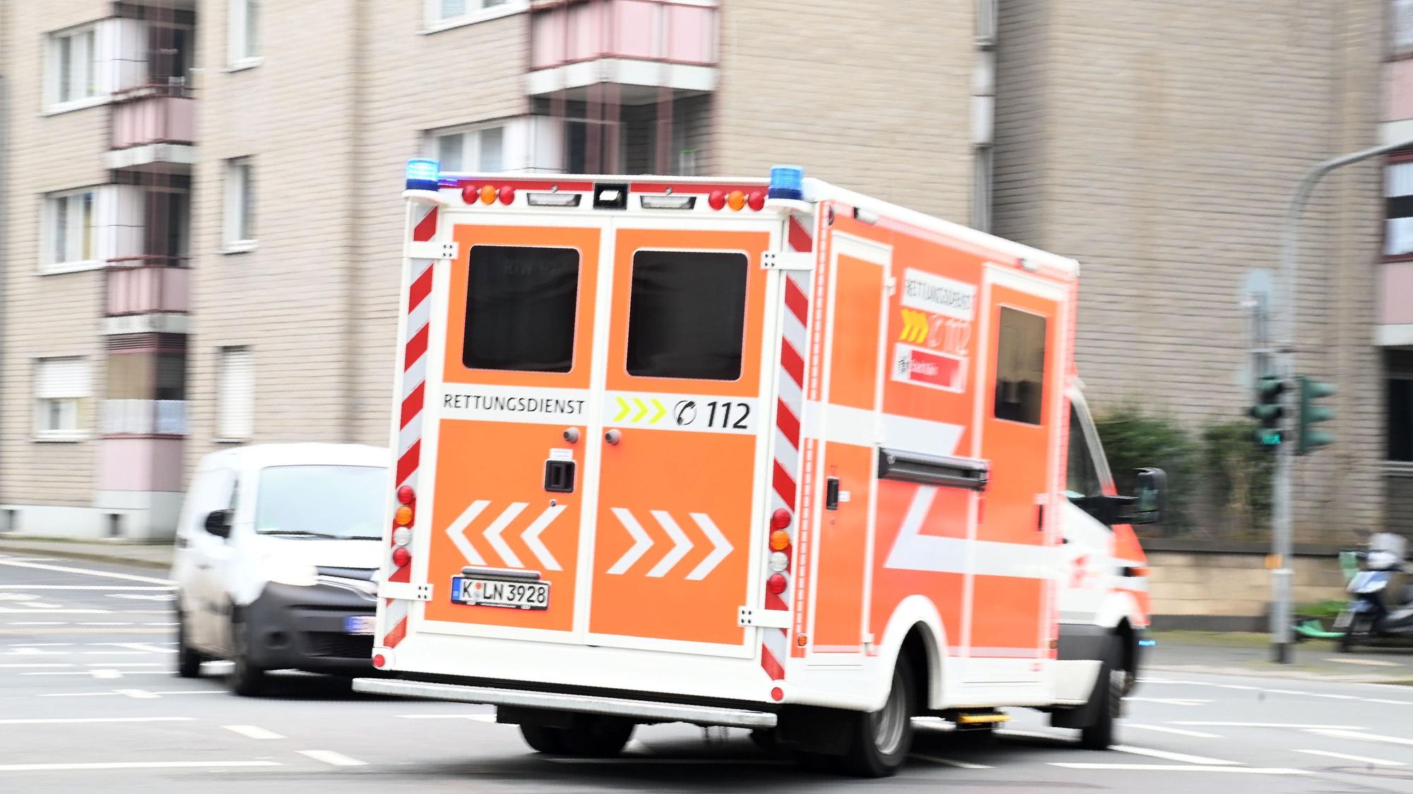 28.02.2024 Köln. Ein Rettungswagen der Feuerwehr rast durch die Innenstadt. Foto: Alexander Schwaiger