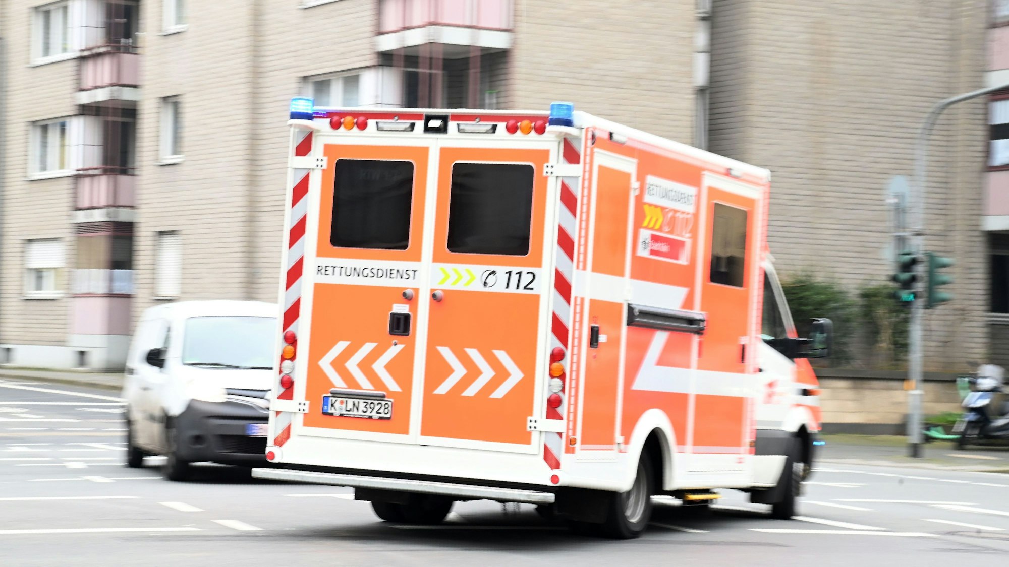 Ein Rettungswagen der Feuerwehr rast durch die Innenstadt.