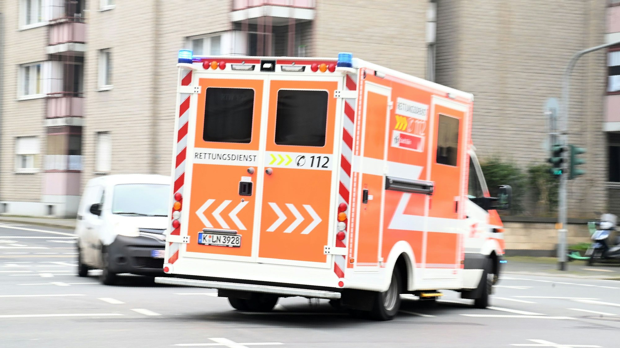 Ein Rettungswagen in der Kölner Innenstadt