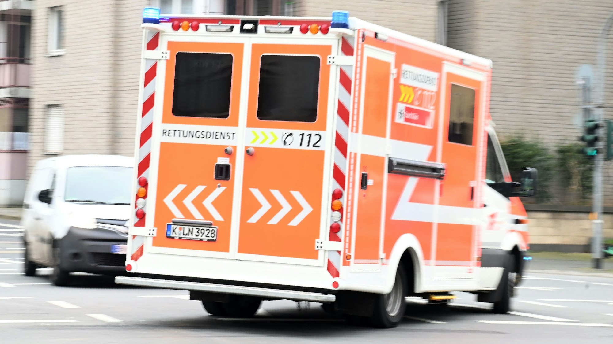 28.02.2024 Köln. Ein Rettungswagen der Feuerwehr rast durch die Innenstadt. Foto: Alexander Schwaiger
