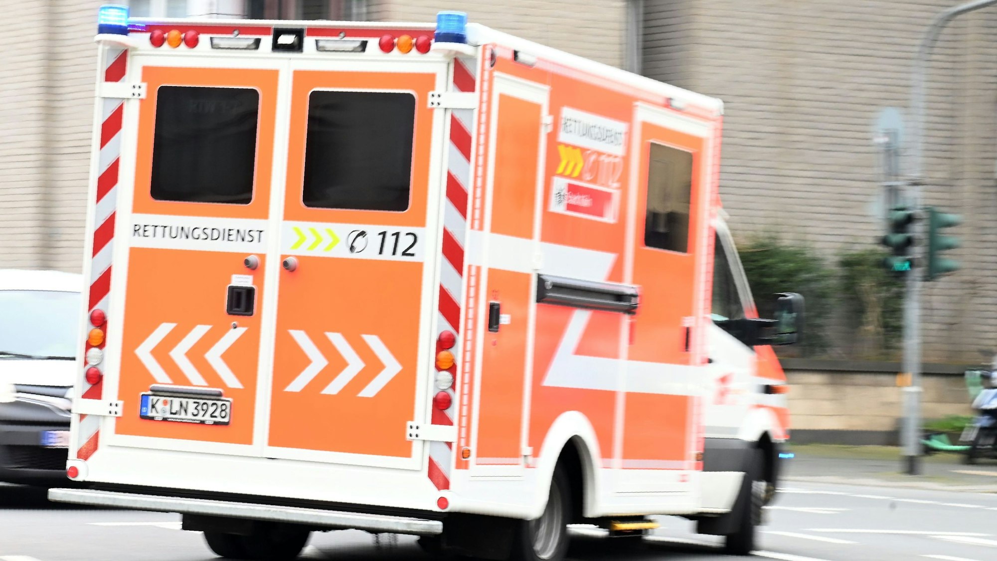 Ein Rettungswagen der Feuerwehr rast durch die Innenstadt von Köln.