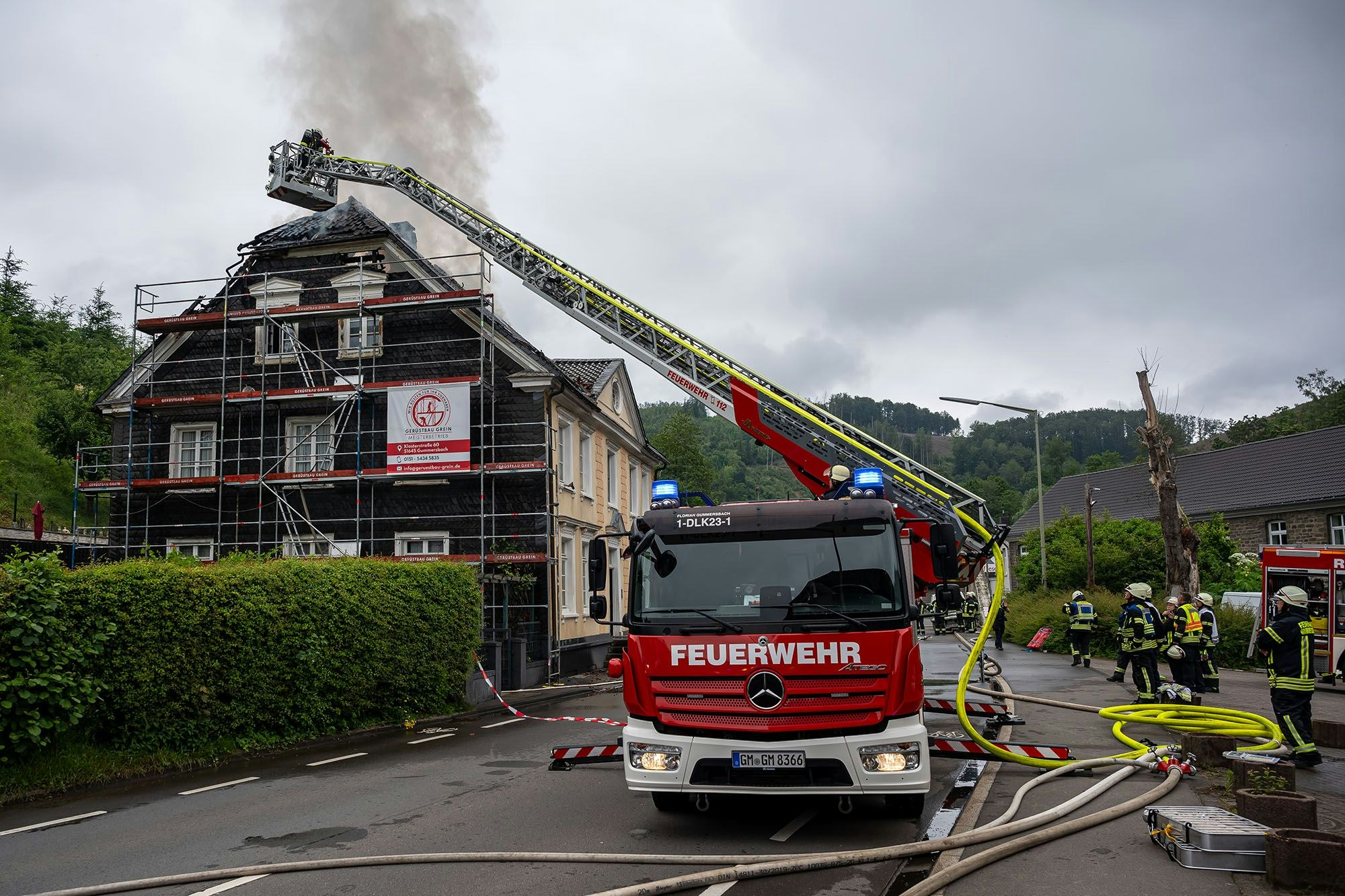 Auch die Drehleiter war im Einsatz.
