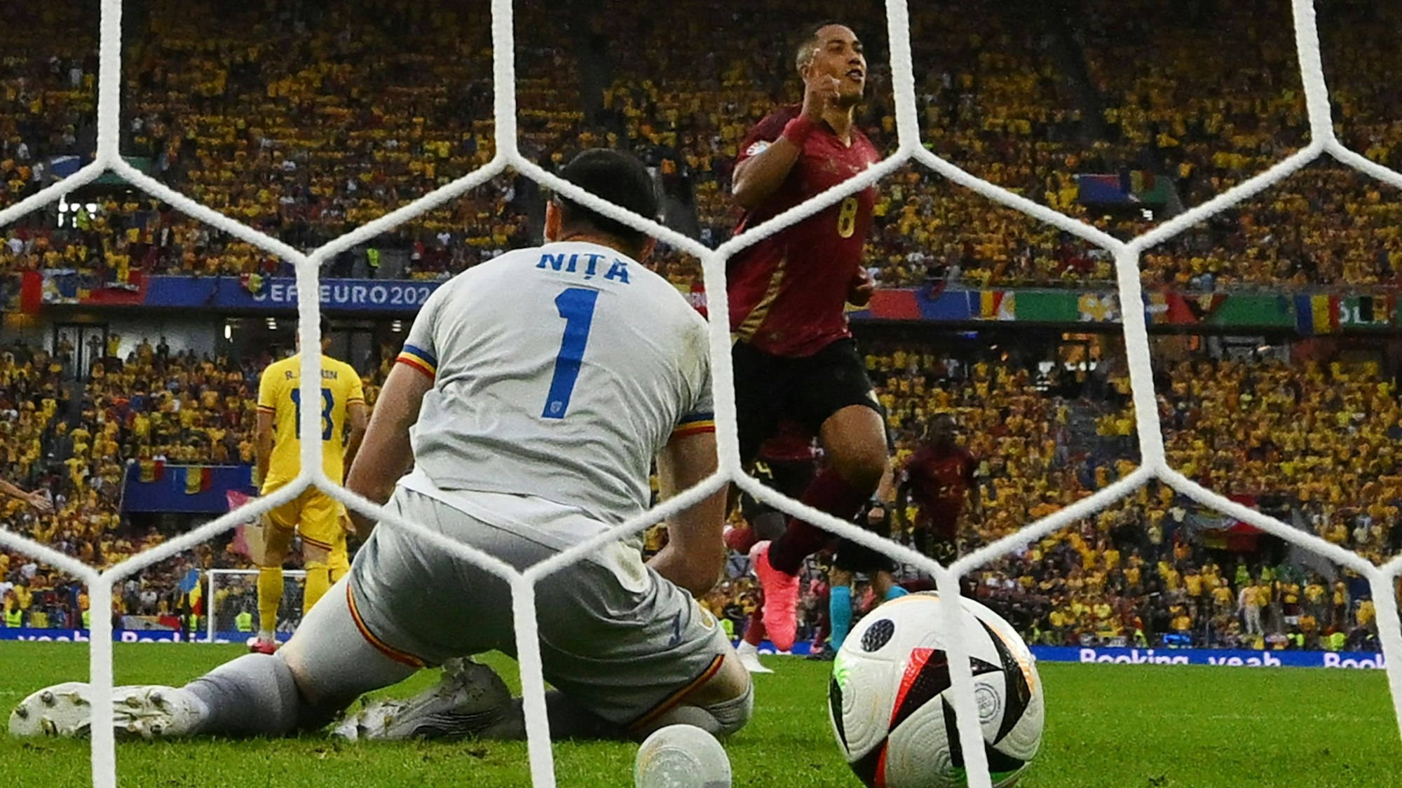 Belgiens Youri Tielemans feiert sein frühes Tor gegen Rumänien, Torhüter Florin Nita ist bezwungen.