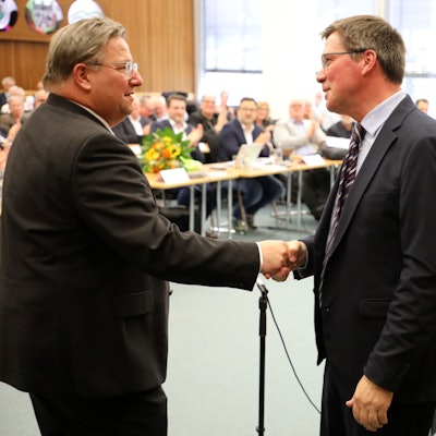 Landrat Stephan Santelmann gibt dem neuen Kreisdirektor Markus Fischer die Hand vor dem Kreistag.
