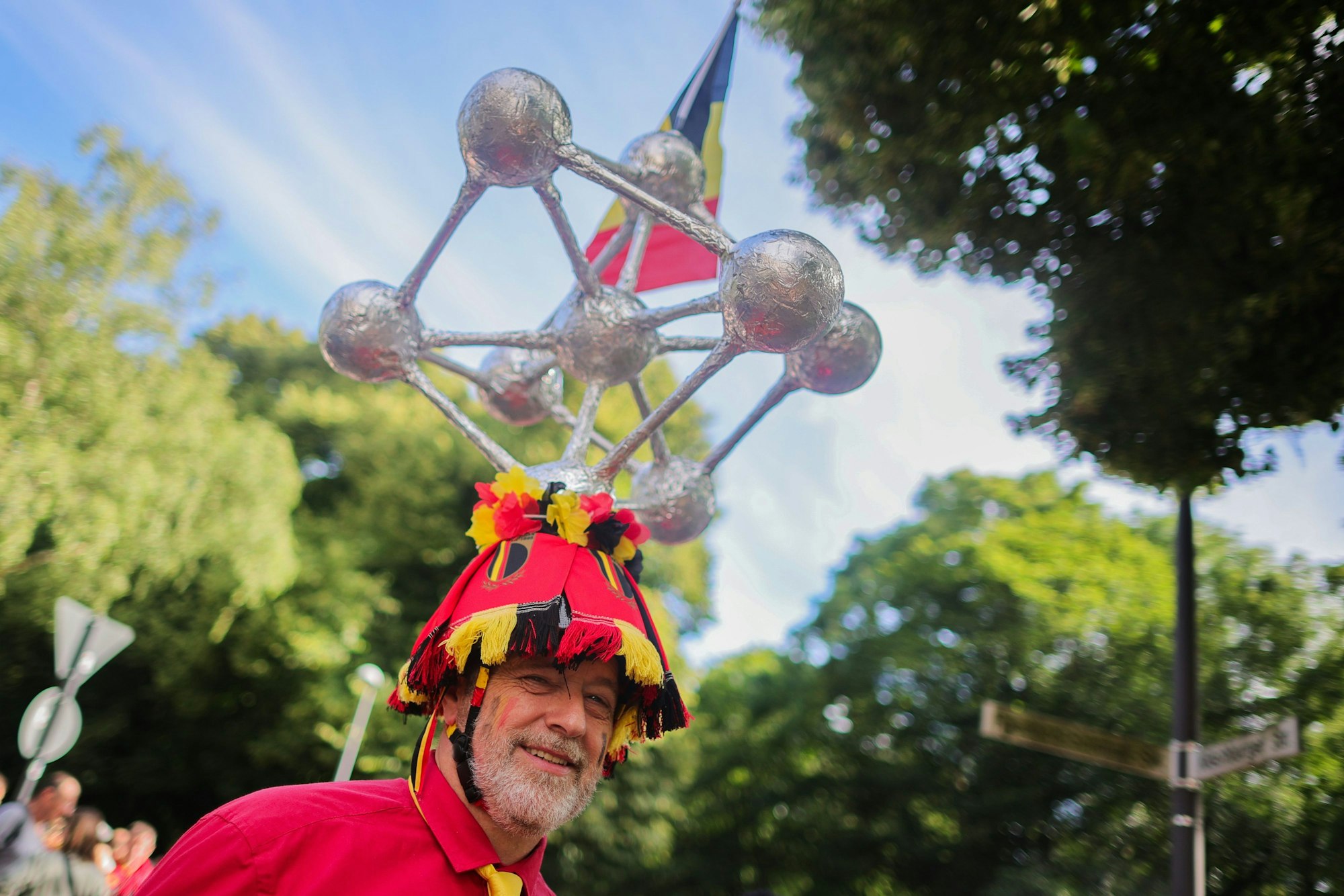 Ein belgischer Fan mit Atomium-Hut.