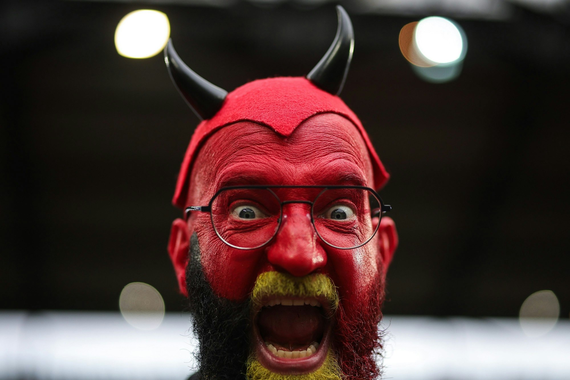 Auch die typischen Teufelshörner dürfen nicht fehlen