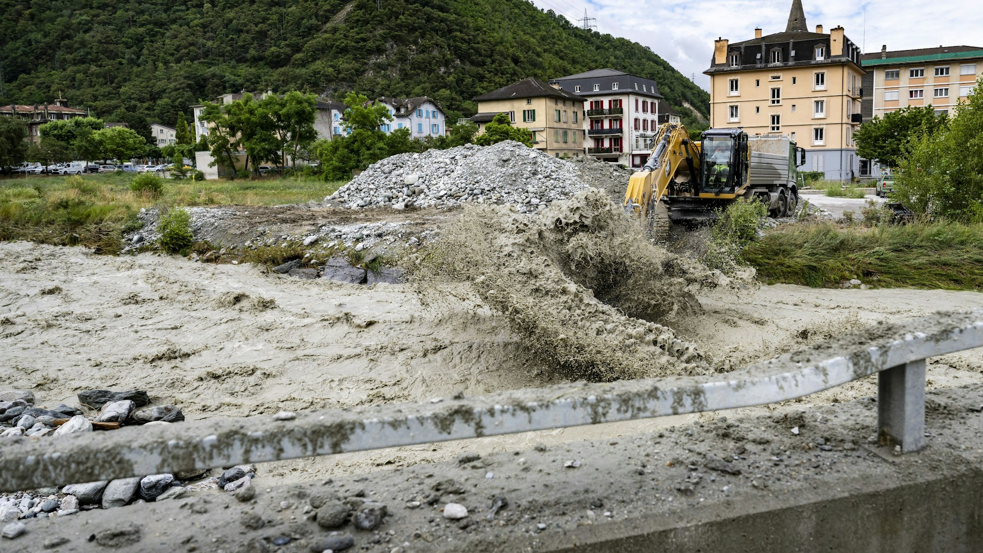 In der Schweiz und Österreich hat es in der Nacht zu Samstag massive Unwetter gegeben. Der beliebte Schweizer Skiort Zermatt ist von der Außenwelt abgeschnitten.